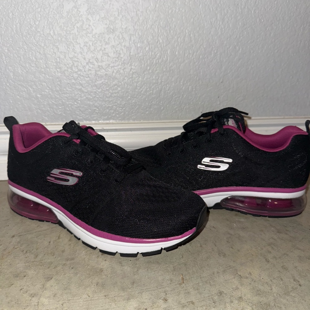 Sketchers (NEW)
Women’s 8
No box